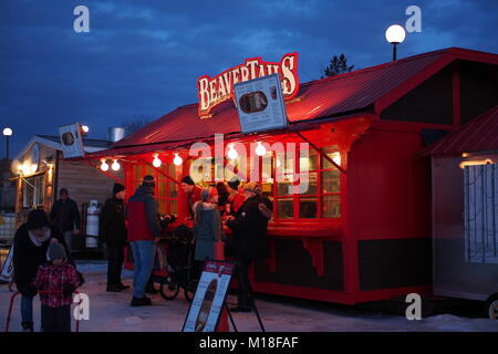 I clienti linea fino a coda di castoro kiosk presso l'estremità meridionale di Dow congelata del lago, Rideau Canal, Ottawa, Ontario, Canada. Foto Stock