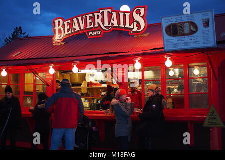 I clienti linea fino a coda di castoro kiosk presso l'estremità meridionale di Dow congelata del lago, Rideau Canal, Ottawa, Ontario, Canada. Foto Stock