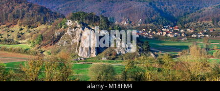 Gruppo Rock Burgsteinfelsen con il villaggio di Breitenfurt nell'Altmühltal nature park parco,Dollnstein,Baviera,Germania Foto Stock