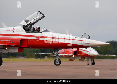 Patrouille Suisse aerobatic team della Swiss Air Force. Il team vola sei Northrop F-5E Tiger II fighter jet. Capitano pilota M Duft Foto Stock