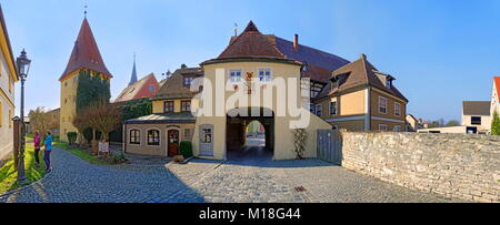 Vecchie mura della città con gate,Berching,Baviera,Germania Foto Stock