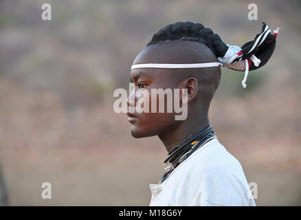 Giovane uomo Himba con tradizionale acconciatura,ritratto,Kaokoveld,Namibia Foto Stock