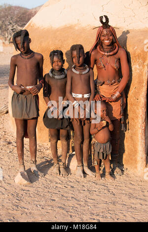 Himbafrau e bambini davanti a una capanna di fango,Kaokoveld,Kunene,Namibia Foto Stock