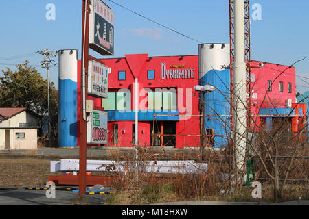 (16 gennaio, 2016 Namie, Fukushima, Giappone) un pachinko (flipper giapponese del gioco meccanico) Salone di disastro abbandonati nella ex area evacuati, Namie-città, Fukushima 2016. Questo salone è stata distrutta dal disastro dello tsunami del 11 marzo, 2011 ma non da Fukushima Daiich catastrofe nucleare. La ricostruzione della città Namie dalle conseguenze dello tsunami è stato il ritardo dovuto al suo status di zona di evacuazione tuttavia da 31, Marzo 2017 in poi, rimpatriati sono in grado di vivere in aree decontaminato in giù. Foto Stock