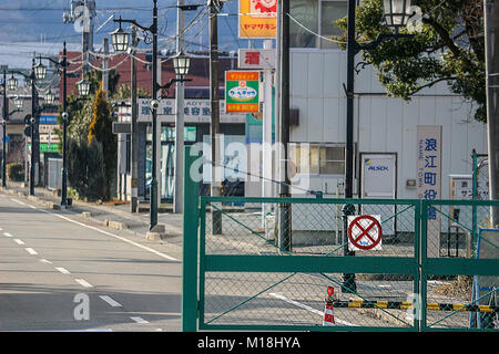 (16 gennaio, 2016. Namie, Fukushima, Giappone) una strada principale della città Namie davanti al centro della citta'. L intera area cittadina compreso questa strada è stata definita come zona evacuata a causa della contaminazione fino al 31, Marzo 2017 tuttavia il trasporto e ritorno temporale sono stati ammessi a quel tempo. Foto Stock