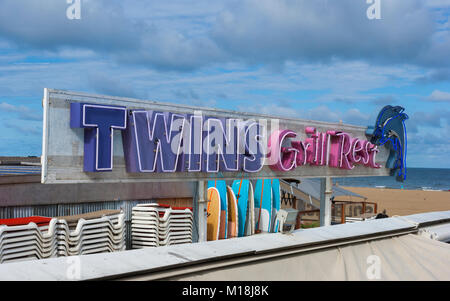 Insegna al neon per i gemelli Ristorante Grill - un ristorante con terrazza e lounge sulla spiaggia esplanade a Scheveningen, l'Aia (Den Haag), Paesi Bassi Foto Stock