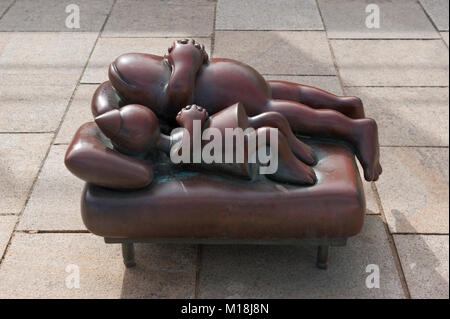 La rana Principe. Scultura in bronzo di Tom Otterness. Fairytale sculture del mare, il Museo Beelden aan Zee, Scheveningen, l'Aia, Paesi Bassi Foto Stock