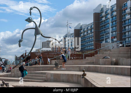 Sculture in bronzo da Tom Otterness. Fairytale sculture del mare, il Museo Beelden aan Zee, Scheveningen, l'Aia, Paesi Bassi Foto Stock