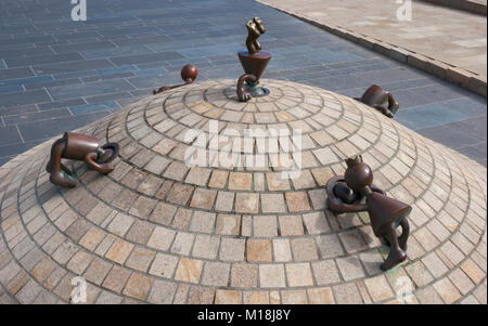 Curiose le figure. Sculture in bronzo da Tom Otterness. Fairytale sculture del mare, il Museo Beelden aan Zee, Scheveningen, l'Aia, Paesi Bassi Foto Stock