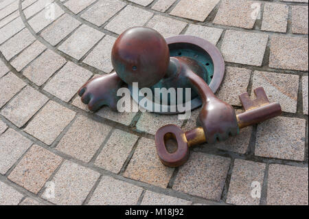 Curiosa figura. Scultura in bronzo di Tom Otterness. Fairytale sculture del mare, il Museo Beelden aan Zee, Scheveningen, l'Aia, Paesi Bassi Foto Stock