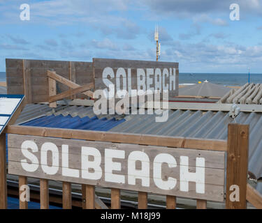 Dipinto di firmare per Sol Beach - una terrazza ristorante e lounge sulla spiaggia esplanade a Scheveningen, l'Aia (Den Haag), Paesi Bassi Foto Stock