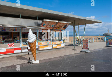 Il sig. Candy Parlour - un negozio di dolciumi di supervisionare l'esplanade sulla spiaggia di Scheveningen, l'Aia (Den Haag), Paesi Bassi Foto Stock