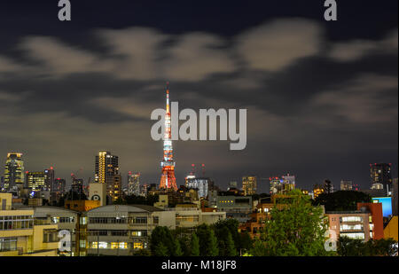 Tokyo, Giappone - 29 set 2017. Vista notturna della Tokyo Tower nel centro cittadino di Tokyo, Giappone. Foto Stock