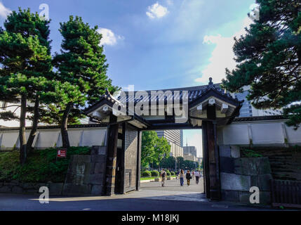 Tokyo, Giappone - 29 set 2017. La gate di Tokyo Imperial Palace. Il palazzo è la residenza principale dell'Imperatore del Giappone. Foto Stock