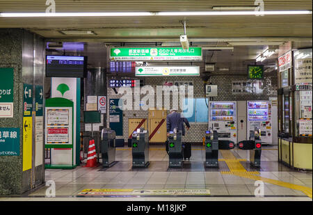 Tokyo, Giappone - 29 set 2017. Cancelli di ingresso della stazione della metropolitana di Tokyo, Giappone. Il trasporto ferroviario in Giappone è uno dei principali mezzi di trasporto di passeggeri. Foto Stock