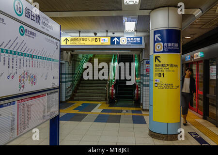 Tokyo, Giappone - 29 set 2017. Interno della metropolitana dalla stazione di Tokyo, Giappone. Il trasporto ferroviario in Giappone è uno dei principali mezzi di trasporto di passeggeri. Foto Stock