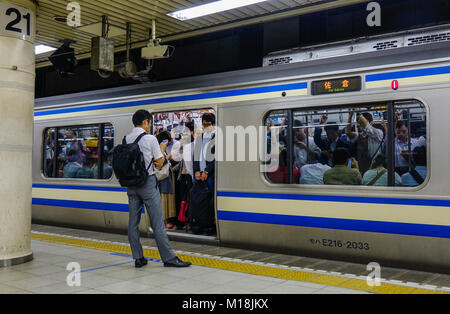 Tokyo, Giappone - 29 set 2017. Passeggeri in piedi sul treno alla stazione della metropolitana di Tokyo, Giappone. Il trasporto ferroviario in Giappone è uno dei principali mezzi per il trasporto di passeggeri tran Foto Stock