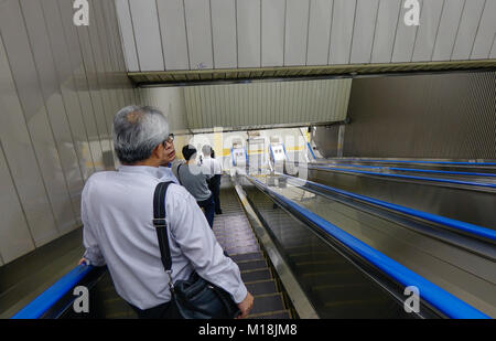Tokyo, Giappone - 29 set 2017. Persone in piedi sulle scale mobili della stazione della metropolitana di Tokyo, Giappone. Il trasporto ferroviario in Giappone è uno dei principali mezzi per il trasporto di passeggeri tra Foto Stock