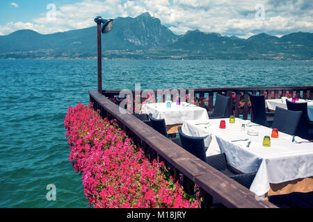 Cafe sul Lago di Garda in orizzontale Foto Stock