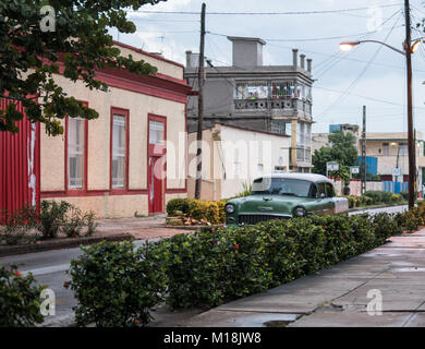 Holguin, Cuba - Agosto 31, 2017: retrò classico americano auto parcheggiate sul lato della strada. Foto Stock