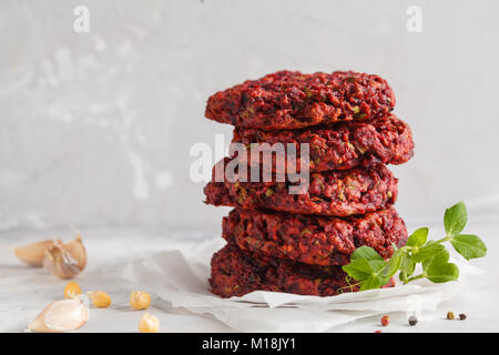 La barbabietola rossa vegane hamburger con ceci e erbe aromatiche. Una sana alimentazione vegetariana concetto. Foto Stock