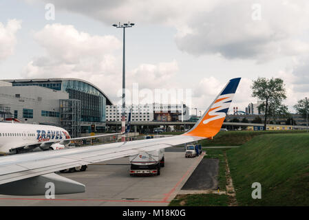 Praga, Repubblica Ceca - 22 agosto 2017: aeroplani in pista di Vaclav Havel Aeroporto di Praga Foto Stock