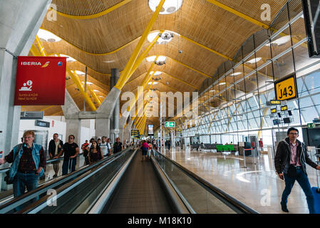 Madrid, Spagna - 22 agosto 2017: Terminal Adolfo SUAREZ T4 dell'aeroporto di Madrid Barajas Foto Stock