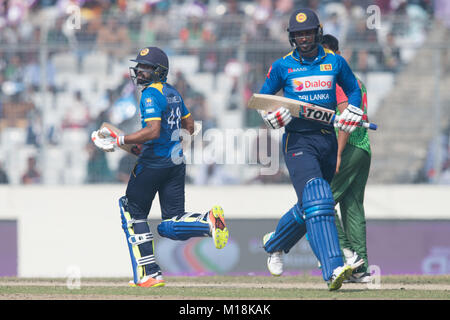 Dacca in Bangladesh. 27 gennaio, 2018. Sri Lanka Niroshan battitore Dickwella (L) e Upul Tharanga (R) prendendo un unico durante le finali nelle odi Tri-serie tra Sri Lanka vs Bangladesh al sher-e-Bangla National Cricket Stadium di Mirpur, Dhaka il 27 gennaio 2018. Credito: Sameera Peiris/Pacific Press/Alamy Live News Foto Stock