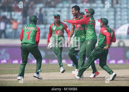 Dacca in Bangladesh. 27 gennaio, 2018. Bangladesh capitano Mashrafe Mortaza (C) insieme con il suo team festeggia il paletto di Mednis Kusal (non in foto) durante le finali nelle odi Tri-serie tra Sri Lanka vs Bangladesh al sher-e-Bangla National Cricket Stadium di Mirpur, Dhaka il 27 gennaio 2018. Credito: Sameera Peiris/Pacific Press/Alamy Live News Foto Stock