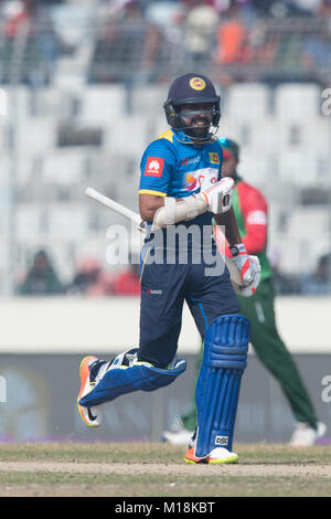 Dacca in Bangladesh. 27 gennaio, 2018. Sri Lanka Niroshan battitore Dickwella alle prese con un dolore durante la sua esecuzione durante le finali nelle odi Tri-serie tra Sri Lanka vs Bangladesh al sher-e-Bangla National Cricket Stadium di Mirpur, Dhaka il 27 gennaio 2018. Credito: Sameera Peiris/Pacific Press/Alamy Live News Foto Stock