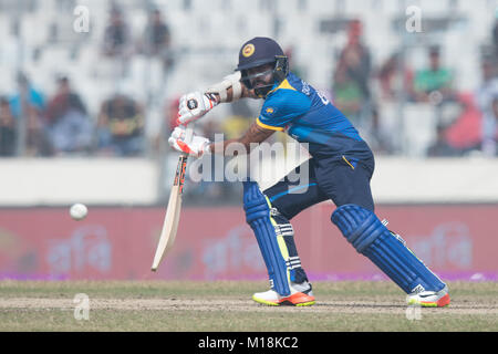 Dacca in Bangladesh. 27 gennaio, 2018. Sri Lanka Niroshan battitore Dickwella guardare la pallina dopo che egli svolge il colpo durante le finali nelle odi Tri-serie tra Sri Lanka vs Bangladesh al sher-e-Bangla National Cricket Stadium di Mirpur, Dhaka il 27 gennaio 2018. Credito: Sameera Peiris/Pacific Press/Alamy Live News Foto Stock