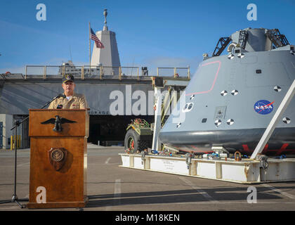 SAN DIEGO (GEN. 25, 2018) Capt. Dennis Jacko, comandante della USS ancoraggio (23 LPD), parla ai media locali nel corso di una conferenza stampa sulla base navale di San Diego. Anchorage ha recentemente condotto un recupero in corso Test (URT) come parte di un governo degli Stati Uniti lo sforzo interagenzie per la pratica in modo sicuro e valutare i processi di recupero, procedure, hardware e personale in un oceano aperto ambiente che verranno utilizzate per recuperare il veicolo spaziale Orion al suo ritorno a massa. (U.S. Navy Foto Stock