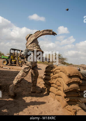 Un U.S. Soldato dell'esercito assegnato a Combined Joint Task Force - Corno d Africa Lancia una granata di formazione in preparazione per un esperto Fantassin Badge (BEI) Valutazione a Camp Lemonnier, Gibuti, 23 gennaio, 2018. La BEI è un ambito di competenze speciali badge che richiede i soldati di fanteria per passare una cinque giorni di valutazione che consiste di un esercito Physical Fitness Test, di giorno e di notte navigazione terrestre, un 12-Mile marcia forzata e 30 singole attività che coprono le armi, medici e di sicurezza le competenze di pattuglia. In un mese di aprile 2016 BEI iterazione a Camp Lemonnier, solo il 15 per cento dei candidati ha guadagnato il badge. (U.S. Un Foto Stock