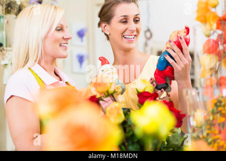 Le donne nel negozio di fiori di rose di acquisto Foto Stock