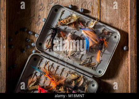 Vintage attrezzature per la pesca con mosche per la pesca e le aste Foto Stock