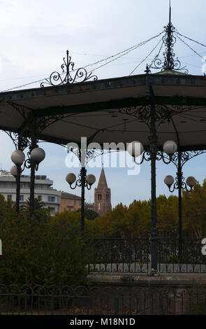 Corsica: vista del ferro battuto gazebo situato in Place Saint-Nicolas nel centro storico di Bastia Foto Stock