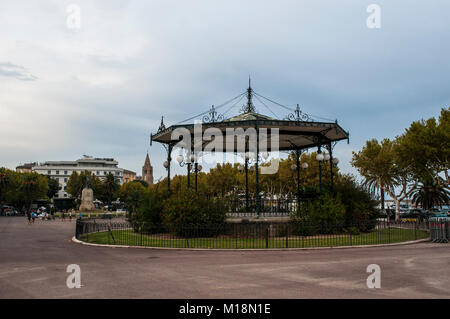 Corsica: vista del ferro battuto gazebo situato in Place Saint-Nicolas nel centro storico di Bastia Foto Stock