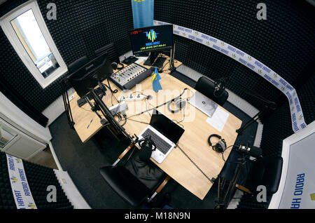 Studio radio. Computer, microfoni e mixer audio pannelli di controllo preparati per la maratona di radio a Radio Day. Novembre 16, 2017 Foto Stock