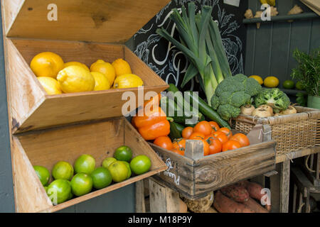 Frutta e verdura in vendita presso uno specialista greengrocery store. Foto Stock