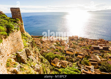 Vista aerea sulla città Bizantina di Monemvasia, Grecia Foto Stock