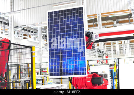 Arbeitsroboter Solarzellenherstellung // pannello solare di automazione in fabbrica Foto Stock