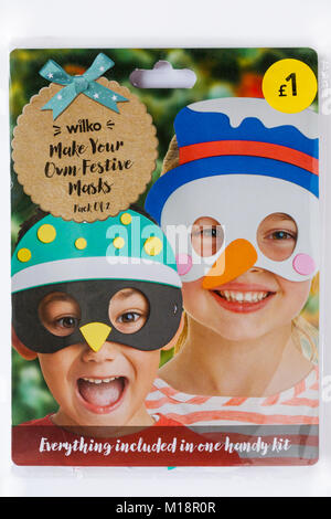 Pack di Wilko fare le vostre proprie maschere festosa kit isolato su sfondo bianco Foto Stock