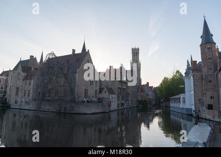 Bruges, Belgio - 15 Aprile 2017: Canal a Bruges e la famosa torre campanaria sullo sfondo, Belgio Foto Stock