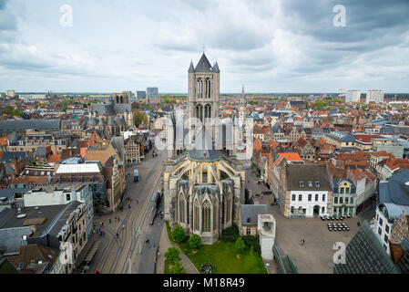 Ghent, Belgio - 16 Aprile 2017: vista sul centro di Gand con la Chiesa di San Nicola in Belgio, dalla torre campanaria Foto Stock