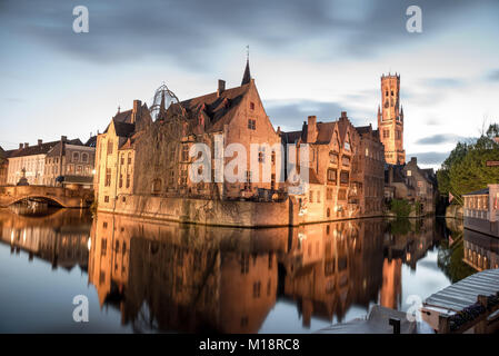 Bruges, Belgio - 17 Aprile 2017: vista dal Rozenhoedkaai della città vecchia di Bruges al tramonto Foto Stock