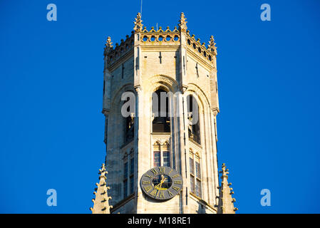 Dettaglio del Belfort van Brugge - Bruges Belfry in Grote Markt nel centro della città di Bruges, Belgio. Pietra medievali crockets e linea finials th Foto Stock