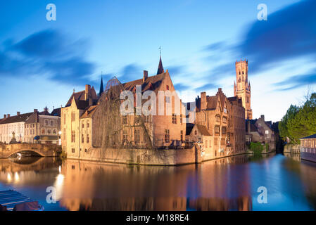 Bruges, Belgio - 18 Aprile 2017: il dock del Rosario, Rozenhoedkaai, con la torre Belfry - Belfort di notte, Bruges, Belgio Foto Stock