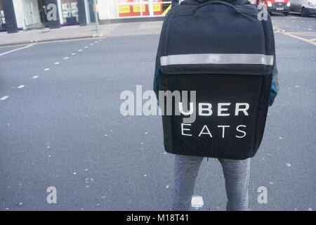 LONDON, Regno Unito - 26 Gennaio 2018: Uber mangia perosn consegna indossando un uber mangia zaino di consegna Foto Stock