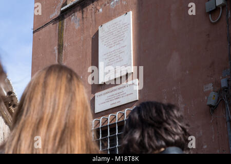 Roma, Italia. 27 gennaio, 2018. gli studenti davanti alla lapide che ricorda il raid e la deportazione degli ebrei di Roma il 16 ottobre 1943 Credit: Matteo Nardone/Pacific Press/Alamy Live News Foto Stock