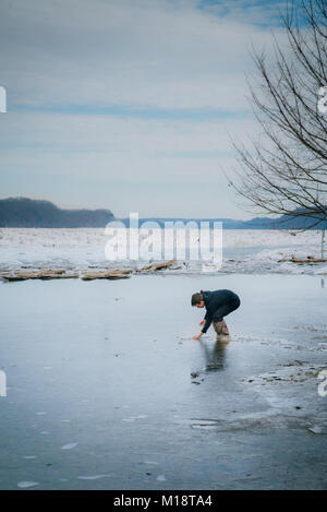 Ragazzo sulla congelati fiume Susquehanna a livello lungo York County PA Foto Stock